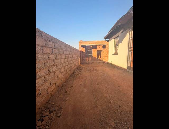 2 BEDROOM HOUSE FOR SALE IN MAHUBE VALLEY